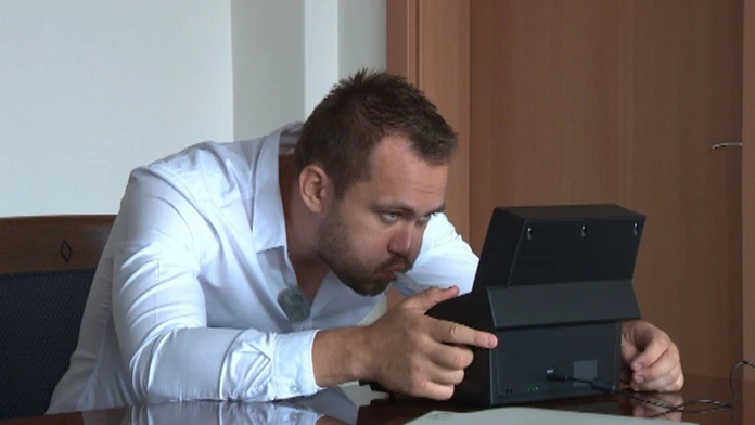 Reportér Viktor Serebryakov skúša nový alkotester.
