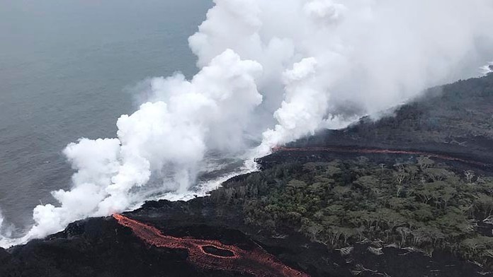 Láva steká z havajskej sopky do oceána. 