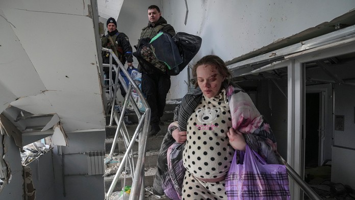 Fotografie tehotnej ženy zo zbombardovanej nemocnice v Mariupole obleteli svet. Po útoku porodila zdravé dievčatko