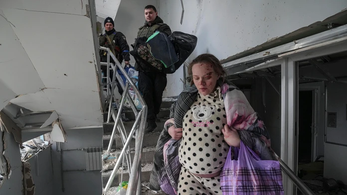Fotografie tehotnej ženy zo zbombardovanej nemocnice v Mariupole obleteli svet. Po útoku porodila zdravé dievčatko