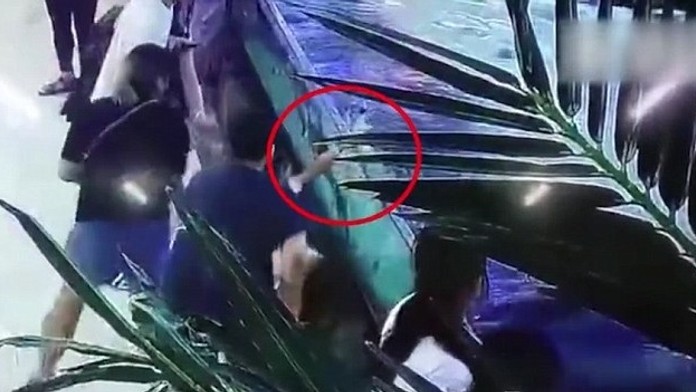 Žralok pohrýzol dievčatko.