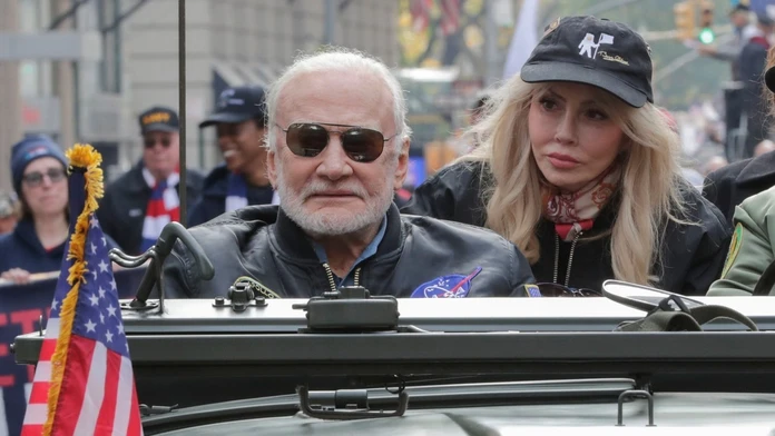 FOTO: Buzz Aldrin, druhý muž na Mesiaci, sa v deň 93. narodenín štvrtýkrát oženil