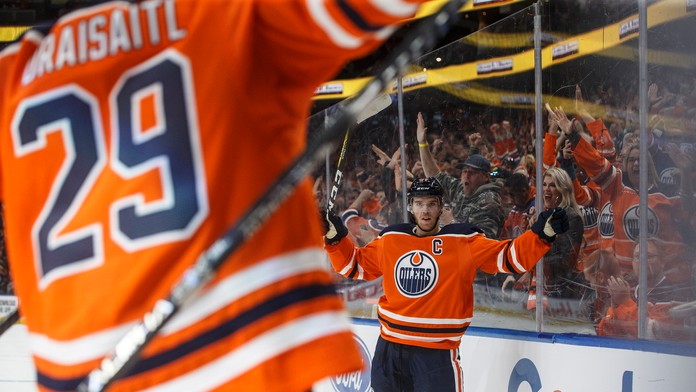 Zľava Darnell Nurse, Connor McDavid a Leon Draisaitl z Edmontonu oslavujú gól proti Washingtonu.