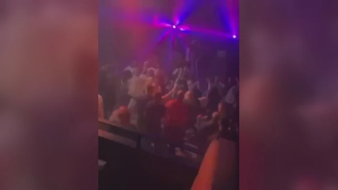 Záber z videa, ktoré vzniklo v humenskom nočnom podniku.