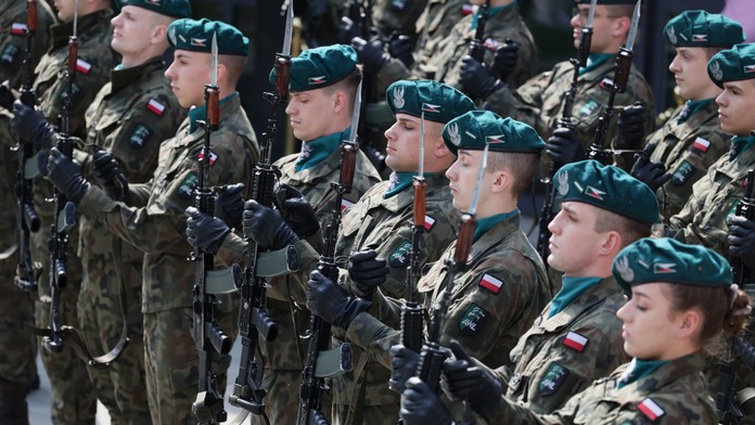 Prílev vojakov sa nekončí. Poľsko ich na hranice s Bieloruskom pošle ďalších dvetisíc