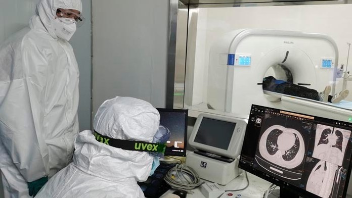 Erling Haaland z Dortmundu reaguje pred duelom na pôde Leverkusenu.