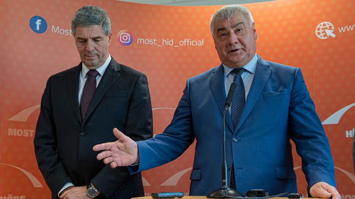 Na snímke vpravo Andraž Šporar a brankár Dejan Iliev v zápase medzi ŠK Slovan Bratislava a ŠKF Sereď..jpg