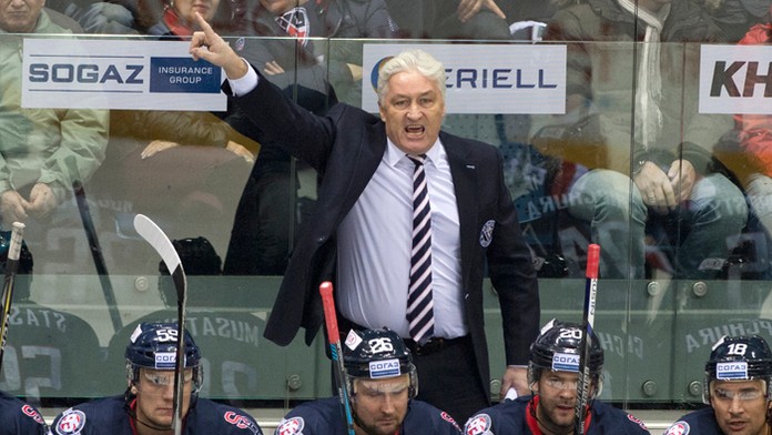 Tréner Slovana Bratislava Miloš Říha gestikuluje počas zápas