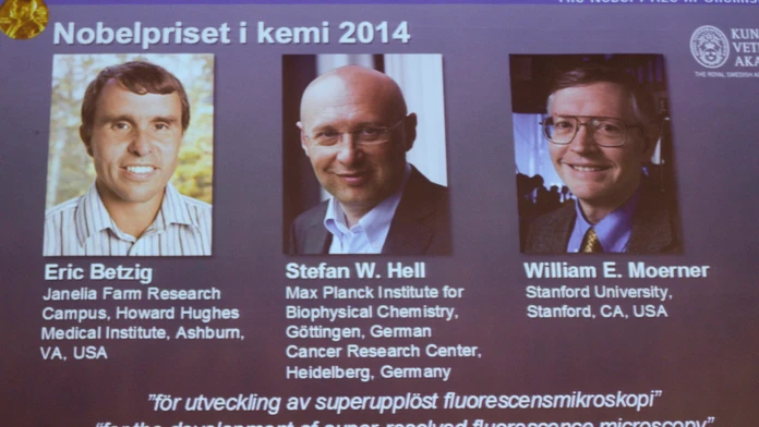 Americkí vedci Eric Betzig (vľavo),  William E. Moerner (vpravo) a nemecký vedec Stefan W. Hell sa stali laureátmi Nobelovej cen