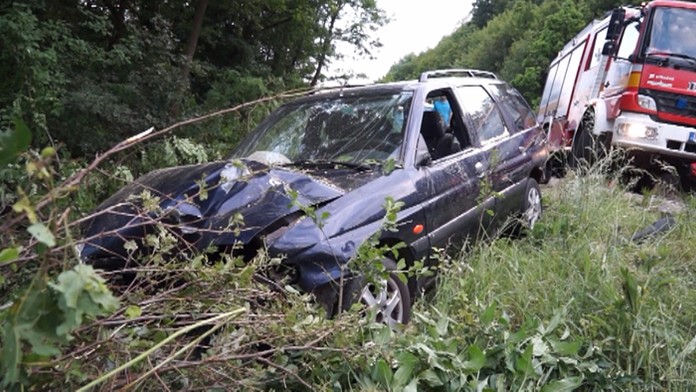 Rožňavčan zaspal za volantom a skončil v kríkoch.
