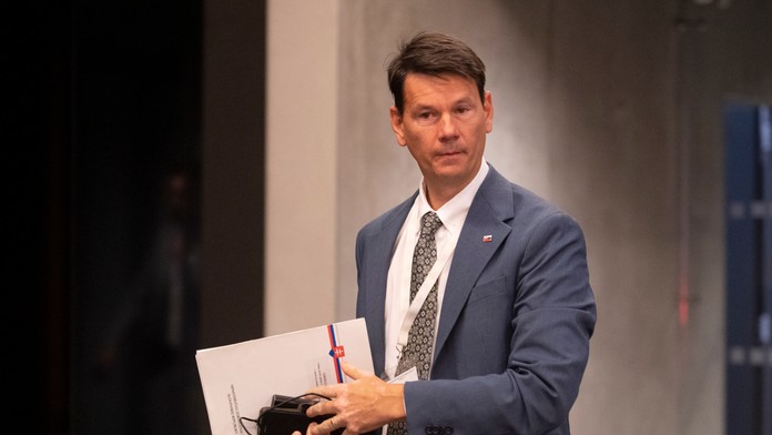 Na snímke minister zdravotníctva Michal Palkovič prichádza na schôdzu Národnej rady.