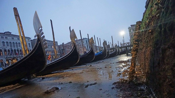 Miroslav Stoch sa chystá z vlastnej polovice vystreliť na bránu súpera.