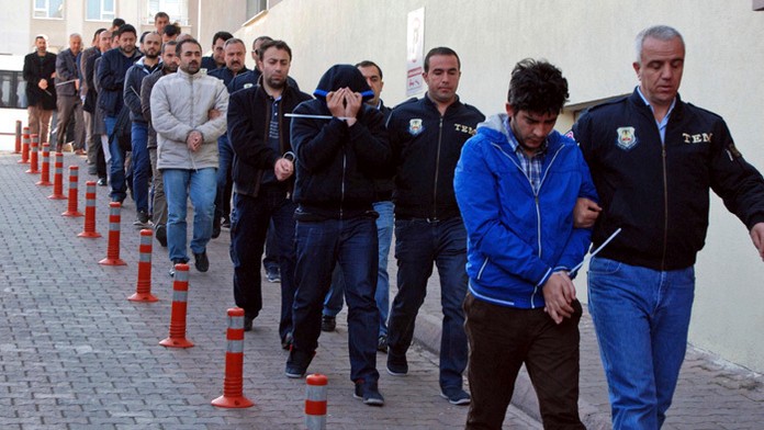 V Turecku odvolali zo služby policajtov.
