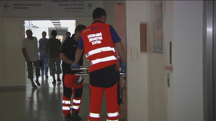 Muž skončil v nemocnici.