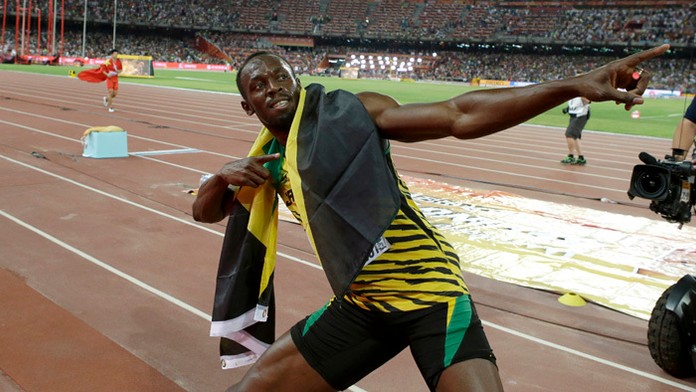 Jamajčan Usain Bolt sa teší po zisku zlatej medaily v behu na 100 m na MS v Pekingu