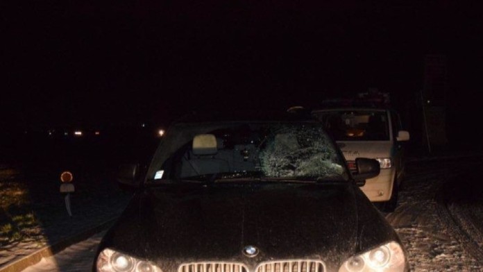 Nebezpečný ľad na streche auta