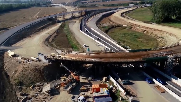 Výstavba diaľnice.