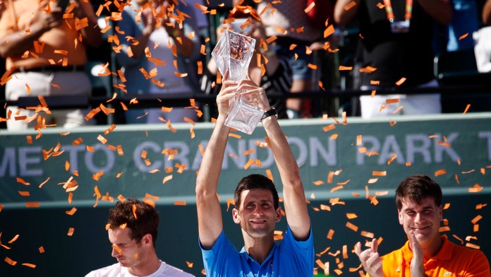 Srbský tenista Novak Djokovič (uprostred) sa teší po zisku titulu na prestížnom turnaji série ATP World Tour Masters 1000 v Miam