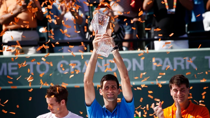 Srbský tenista Novak Djokovič (uprostred) sa teší po zisku titulu na prestížnom turnaji série ATP World Tour Masters 1000 v Miam