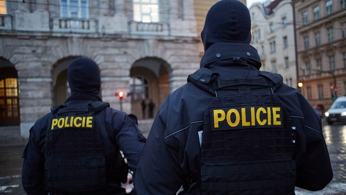 Policajti po útoku v Prahe.