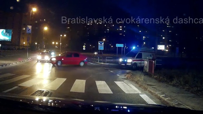 Nadávajúci vodič sanitky je hitom internetu