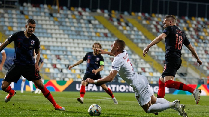 Hráč Anglicka Ross Barkley (v strede) padá v súboji s Chorvátom Markom Rogom.