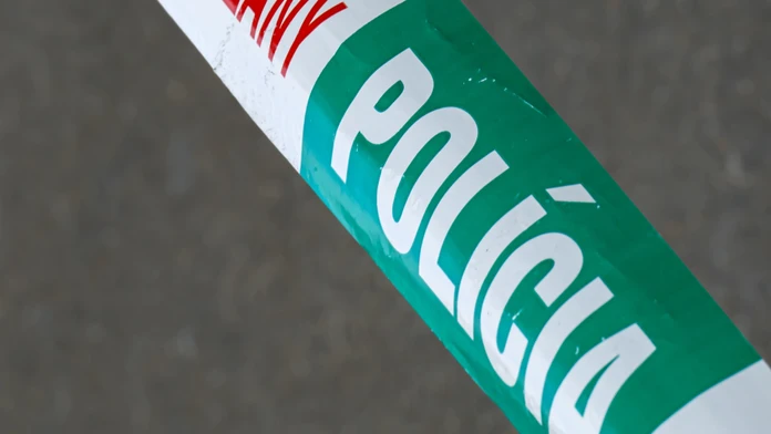 Nebezpečný incident v Ilave. Muž polial krčmu benzínom