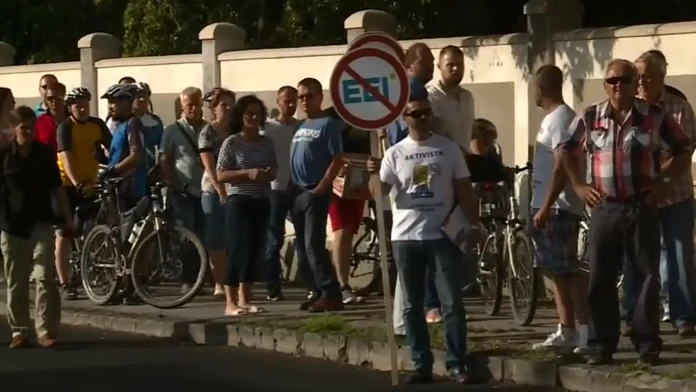 Protestujúci ľudia pred domom primátora Richarda Rašiho