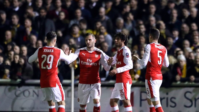 Lucas Pérez (druhý zľava) oslavuje so spoluhráčmi z Arsenalu svoj gól v zápase FA Cupu proti Suttonu United.