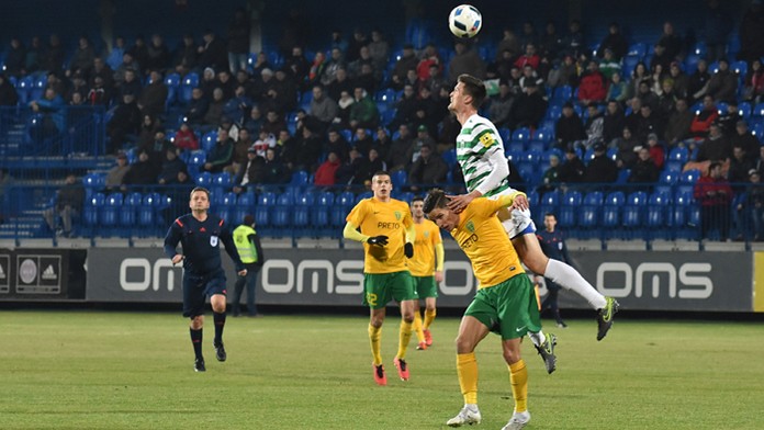 Vľavo Jakub Paur (MŠK Žilina) a vpravo hlavičkuje Dávid Hudák (MFK Skalica). 