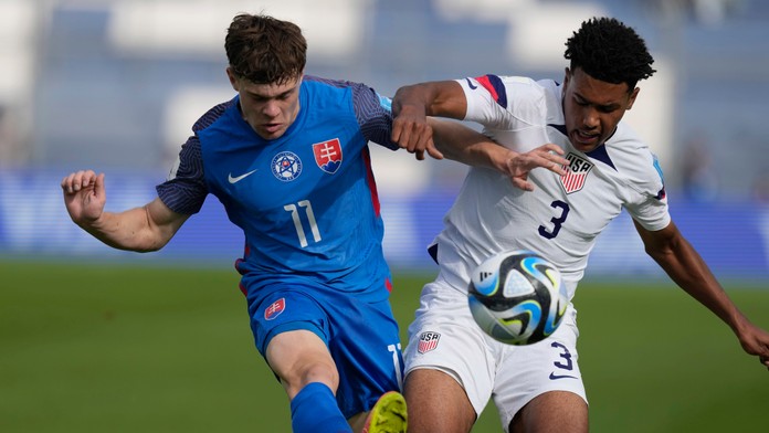 Adam Gaži bojuje o loptu s Američanom Calebom Wileyom na MS U20 v Argentíne