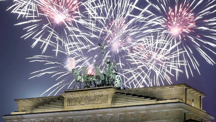Ohňostroj nad Brandenburgskou bránou v Berlíne.