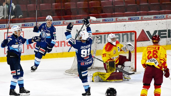 Náladová Nitra doma zabrala do plných. V sérii s Trenčínom vykročila za postupom