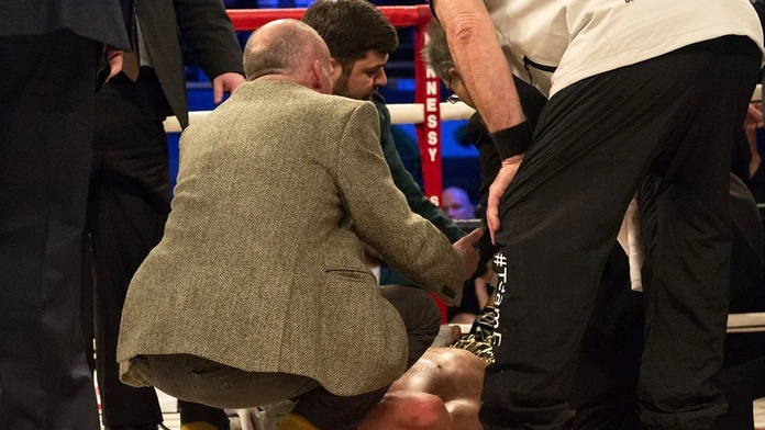 Nick Blackwell skončil po K.O. v kóme.