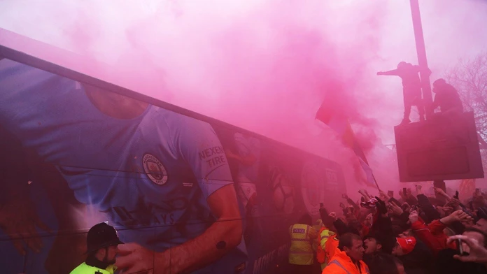 Takto v Liverpoole privítali autobus s hráčmi Manchestru City.