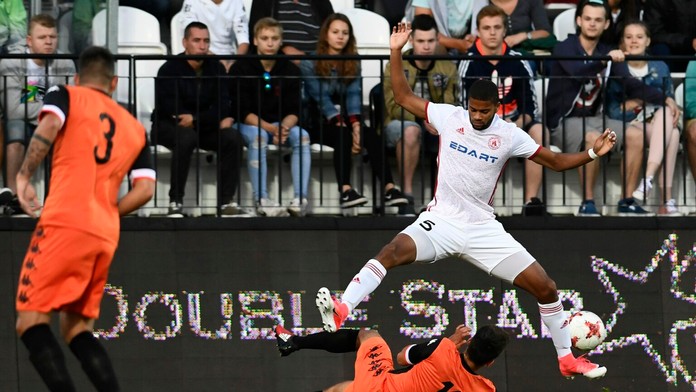 Trenčan Rodney Klooster (vpravo hore) a Daniel Avital (vpravo dole) z Bnei Yehuda v predkole EL.