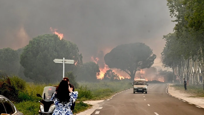 Oheň zachvátil porasty neďaleko kempov na juhu Francúzska.