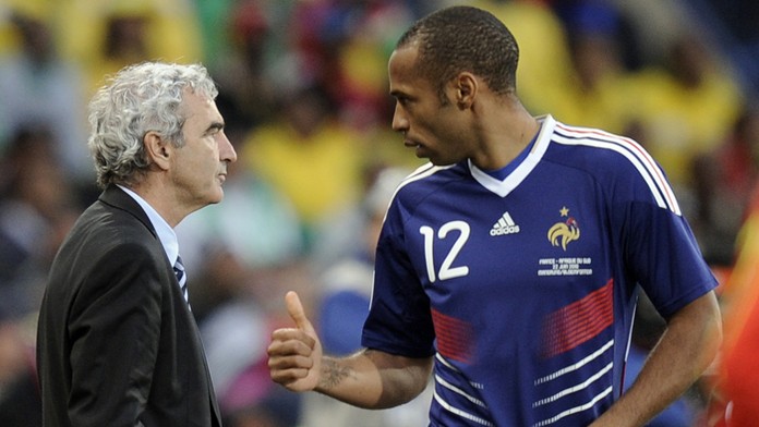  Francúz Thierry Henry (vpravo) a tréner futbalovej reprezentácie Raymond Domenech na MS 2010 v JAR.