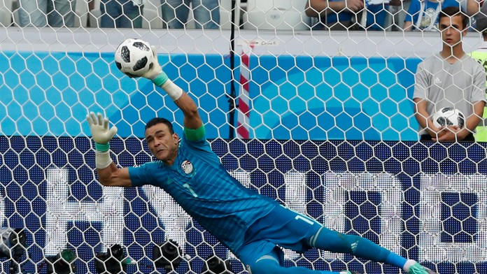 Egyptský brankár  Essam El Hadary chytil penaltu v zápase proti Saudskej Arábii.