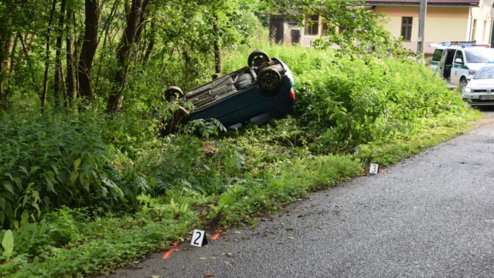 Auto opitej vodičky skončilo na streche.