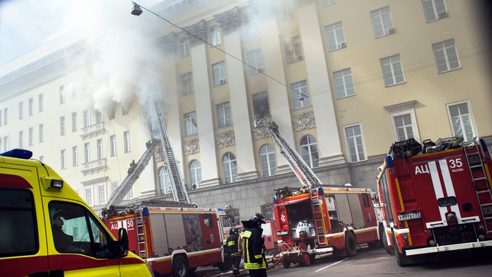 Obrovský požiar bývalého ministerstva obrany v Rusku.