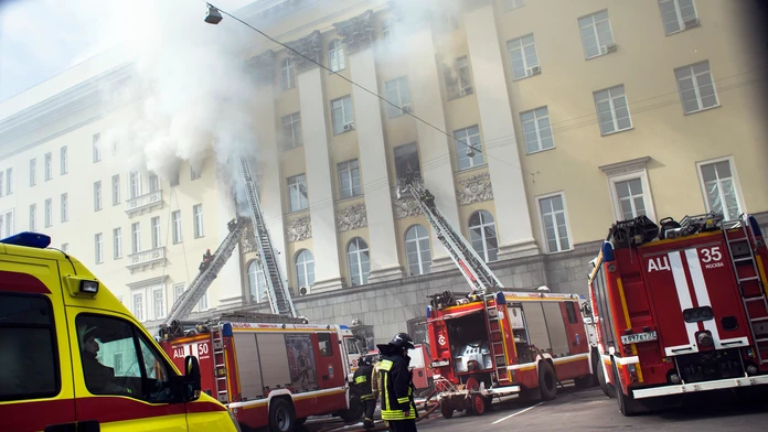Obrovský požiar bývalého ministerstva obrany v Rusku.