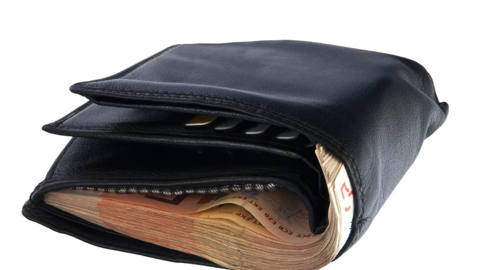 Tínedžerka našla peňaženku so 7000 eurami, odovzdala ju polícii
