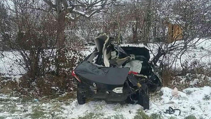 Auto po zrážke s rýchlikom.