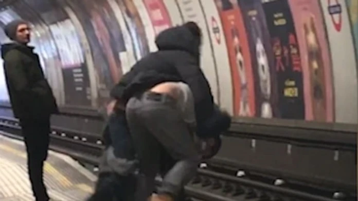 Muži sa tesne vyhli zrážke s vlakom v Londýne