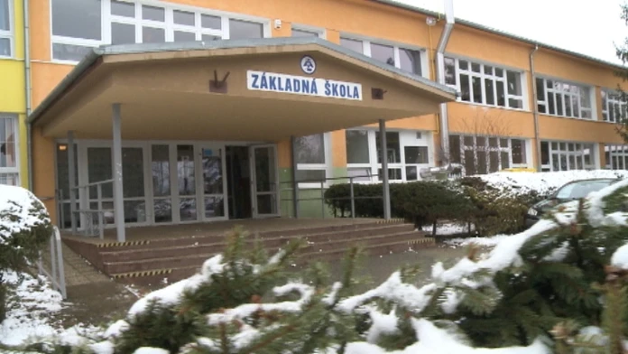 Škola má dvoch riaditeľov. Do práce však chodí iba jeden
