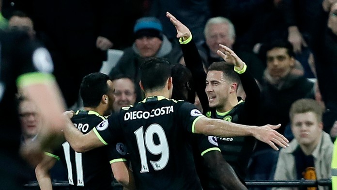 Eden Hazard (vpravo) z Chelsea Londýn sa teší po góle so spoluhráčmi.