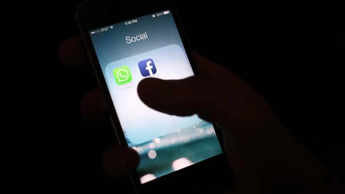 Logo Facebooku na obrazovke mobilného telefónu iPhone.