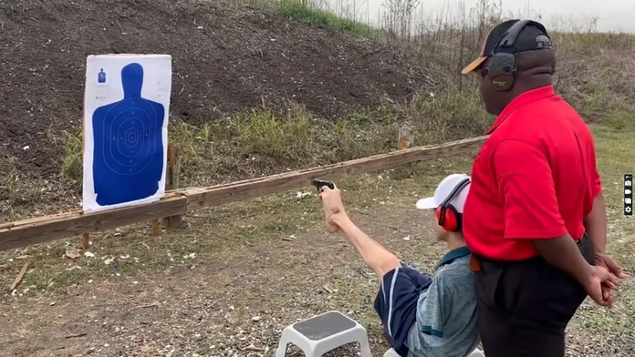 VIDEO: Zbrojný preukaz získal aj napriek tomu, že nemá ruky. Mladík z Texasu inštruktora dojal k slzám