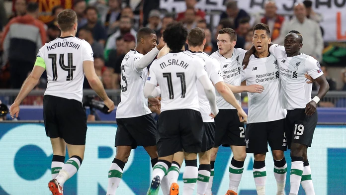 Hráči Liverpoolu sa tešia z gólu na pôde AS Rím v odvete semifinále Ligy majstrov.